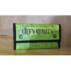 Billetera. DEFY GRAVITY